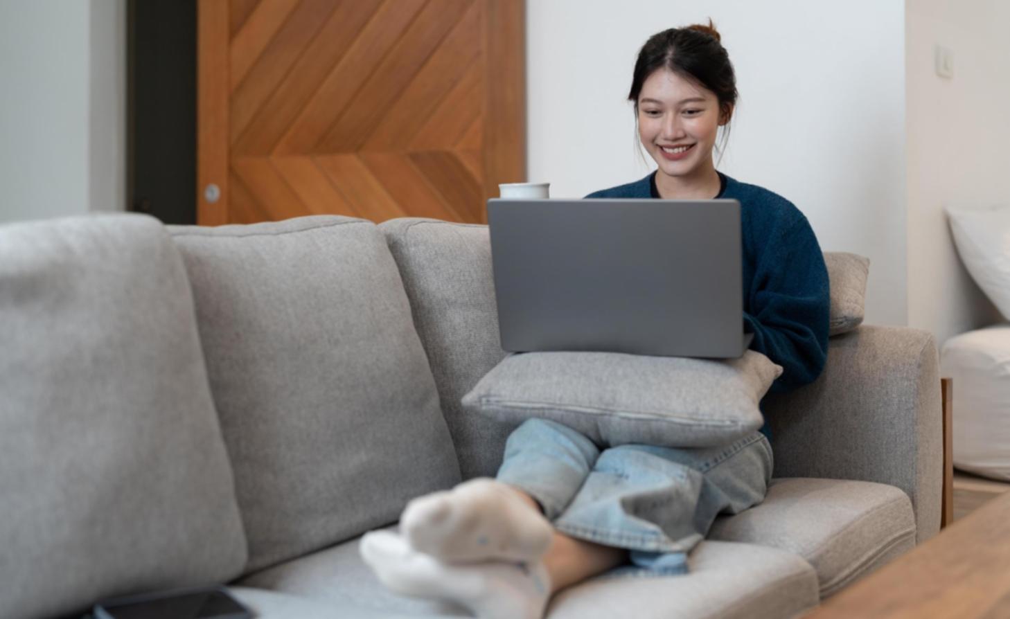 Materiali di studio professionali organizzati su una scrivania moderna